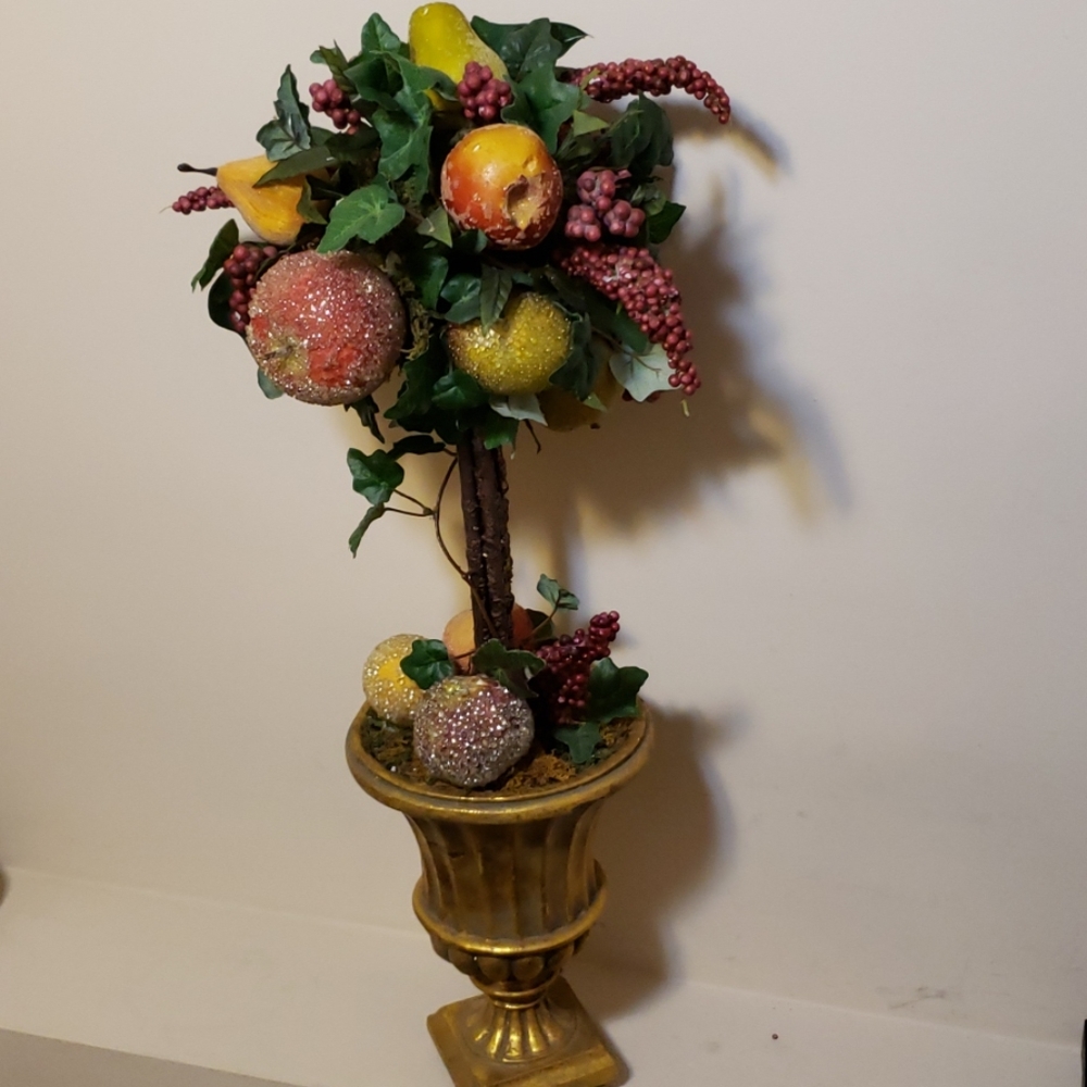 Vase with froot